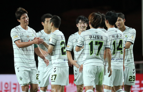 Jeonbuk Hyundai Motors players celebrate after defeating FC Seoul 4-3 on Sunday at Seoul World Cup Stadium in Mapo District, western Seoul. [NEWS1]