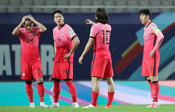 Korean players react drawing 0-0 with Iraq in a World Cup qualifier at Seoul World Cup Stadium in western Seoul on Sept. 2. [NEWS1]
