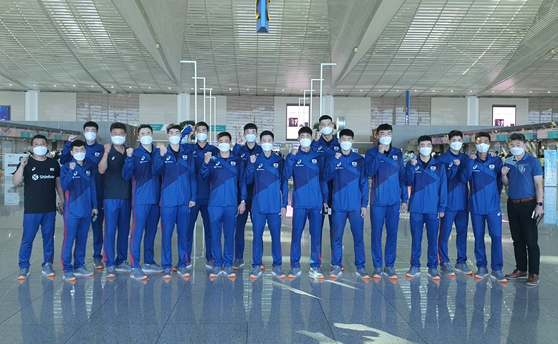 The Korea Armed Forces Athletic Corps volleyball team poses for a picture before flying to Japan on Wednesday for the 21st Asian Senior Volleyball Championship starting on Sunday. [KOREA VOLLEYBALL ASSOCIATION]