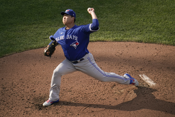 Toronto Blue Jays starting pitcher Ryu Hyun-jin throws a pitch to the Baltimore Orioles during the second inning of the first game of a baseball doubleheader, Saturday, in Baltimore. [AP/YONHAP]