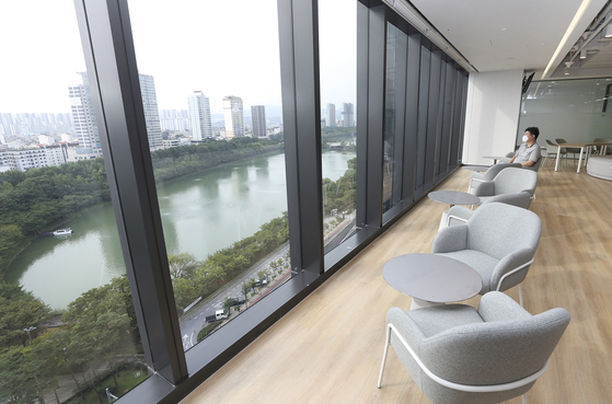 KT said on Monday that its enterprise department and AI/DX (artificial intelligence and digital transformation) business department will move to the KT Songpa Building. The picture has been taken inside KT's new office building. [KT]