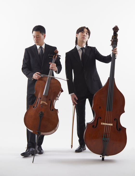 Cellist Song Young-hoon, left, and double bassist Sung Min-je [CLAZZ]