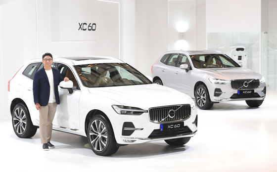 Volvo Cars Korea CEO Lee Yun-mo poses with the new XC60 SUV [VOLVO CARS KOREA]
