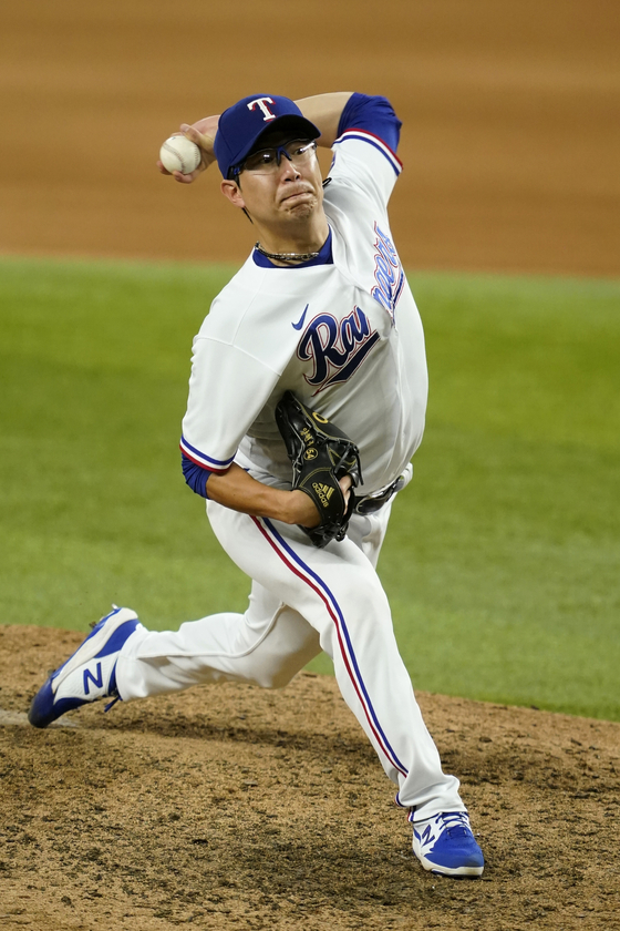 Texas Rangers relief pitcher Yang Hyeon-jong throws in the seventh inning of a baseball game against the Houston Astros in Arlington, Texas on Monday. [AP/YONHAP]