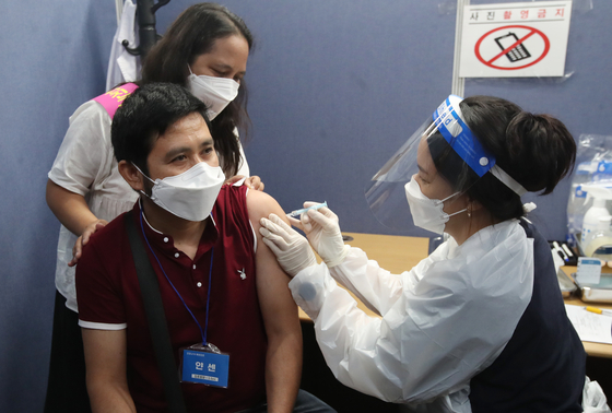 A foreign resident gets a Janssen shot at a vaccination center in Busan. As Covid-19 infections recently surged among foreign businesses and facilities, the district said it will vaccinate 150 foreign residents. [NEWS1]