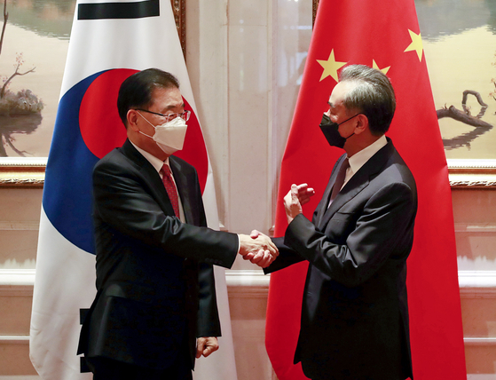 Korean Foreign Minister Chung Eui-yong, left, and Chinese Foreign Minister Wang Yi shake hands ahead of bilateral talks in Xiamen, southeastern China, on April 3. [YONHAP]