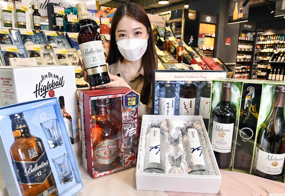 A model promotes whiskey at Homeplus’ Gangseo branch, western Seoul, on Sept. 13. [HOMEPLUS] 