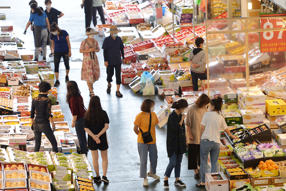 Koreans shop for fresh produce in preparation for the Chuseok harvest holidays on Sept. 14 in Daejeon. [KIM SUNG-TAE]