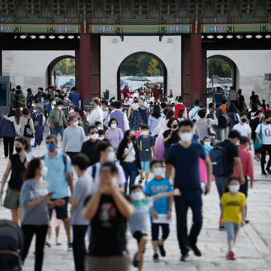 People visit Gyeongbok Palace in central Seoul on Wednesday, the last day of the five-day Chuseok holiday. [NEWS1]