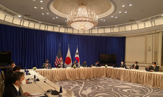 The foreign ministers of Korea, the United States and Japan meet in New York on Wednesday to discuss trilateral cooperation on regional security including denuclearization of North Korea and other issues including climate change and supply chains. U.S. Secretary of State Antony Blinken and his delegation are seated at the center, with the Korean delegation led by Foreign Minister Chung Eui-yong and the Japanese delegation led by Foreign Minister Toshimitsu Motegi seated opposite from each other. [YONHAP]