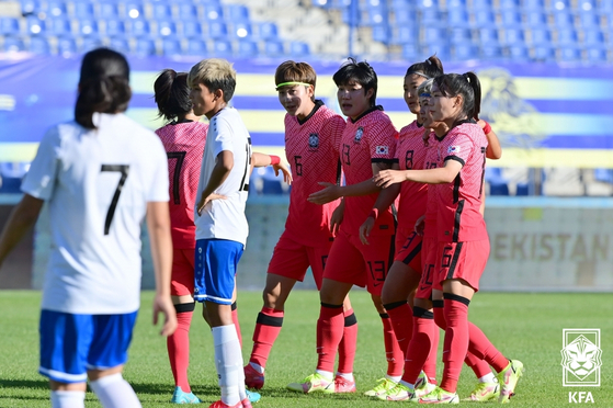 Korean national team players celebrate after beating Uzbekistan 4-0 in a qualifier for the 2022 Women's Asian Cup in Tashkent, Uzbekistan on Thursday. [YONHAP]