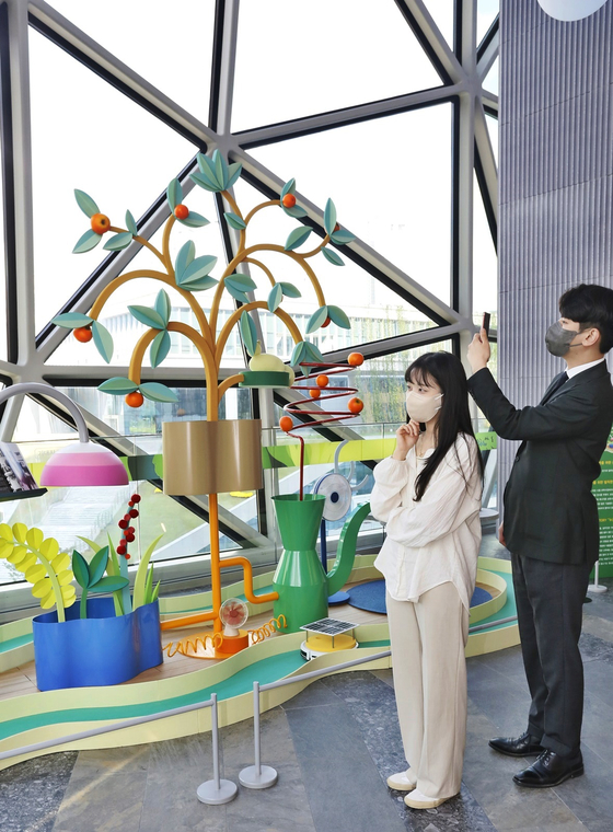 Galleria Department Store's Gwanggyo branch in Gyeonggi and Timeworld branch in Daejeon will hold pop-up exhibitions by design studio Kj arcade. The exhibitions are on the theme of renewable energy and their artworks are made of eco-friendly materials. [YONHAP]