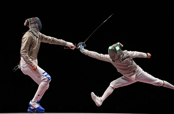 Kim Jung-hwan, right, competes against Italy's Luigi Samele in the men's sabre individual semi-final bout during the Tokyo 2020 Olympic Games at the Makuhari Messe Hall in Chiba City, Chiba Prefecture, Japan, on July 24. [AFP/YONHAP]