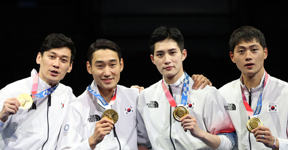 The Korean men’s sabre team hold their gold medals on July 28 at the Makuhari Messe Hall in Chiba, Japan. With the gold, Korea successfully defended the men’s team sabre title it has held since the London 2012 Olympics. [YONHAP]
