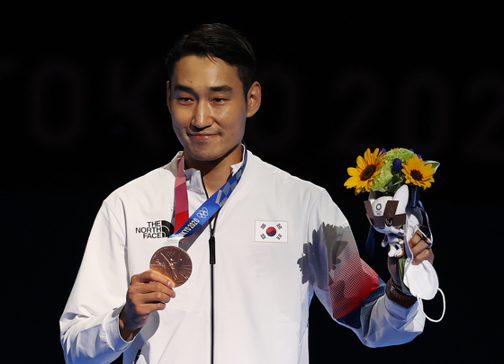 Kim Jung-hwan wins the men's individual sabre bronze medal after defeating Sandro Bazadze of Georgia in the men’s sabre bronze medal match at Makuhari Messe Hall in Chiba, Japan on July 24. [NEWS1]