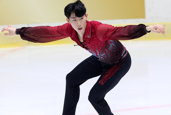 Lee Si-hyeong performs during the KB Financial Figure Skating Presidential Ranking Championship at Uijeongbu Ice Rink in Uijeongbu, Gyeonggi, on March 14. [YONHAP]