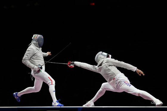 Oh Sang-uk, right, and Aldo Montano of Italy compete in the men's sabre team gold medal match at the 2020 Summer Olympics on July 28 in Chiba, Japan. [AP/YONHAP]