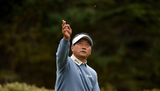 K.J. Choi checks the wind on the fifth hole during the first round of the PURE Insurance Championship at Spyglass Hill Golf Course on Friday in Pebble Beach, California. [AFP/YONHAP]