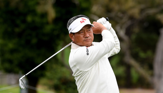 K.J. Choi hits his tee shot on the 17th hole of at Pebble Beach Golf Links during round two of the PURE Insurance Championship on Saturday in Pebble Beach, California.  [AFP/YONHAP]