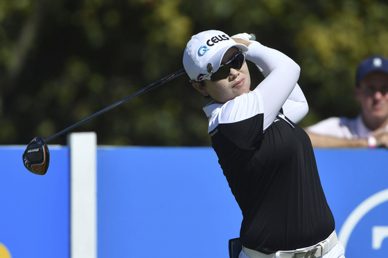 Ji Eun-Hee watches her tee shot on the 10th hole during the final round of the LPGA Walmart NW Arkansas Championship golf tournament on Sunday at Pinnacle Country Club in Rogers, Arkansas . [AP/YONHAP]