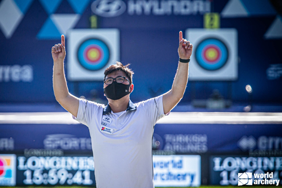 Kim Woo-jin celebrates winning the individual recurve gold medal at the 2021 World Archery Championships on Sunday in Yankton, South Dakota. [NEWS1]
