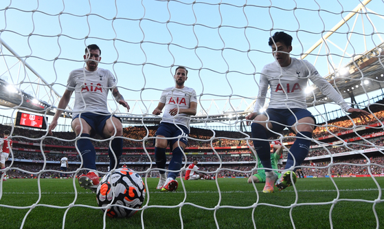 Son Heung-min, right, scores Tottenham Hotspur's only goal in a 3-1 loss to Arsenal in London on Sunday. [EPA/YONHAP]