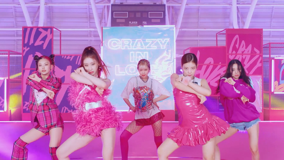 Girl group ITZY performed its new song ″Loco″ on the American talk show “The Kelly Clarkson Show” on Monday. [JYP ENTERTAINMENT]