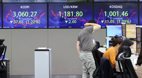 Korean stock markets tumbled Wednesday over fears of inflation in the U.S. The Kospi on Wednesday closed at 3,060.27, down 1.22 percent from the previous trading session. [YONHAP]