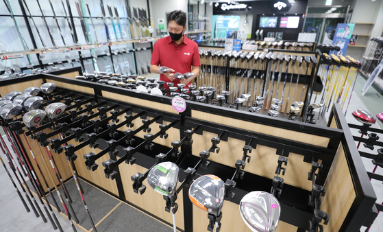 Racks are left empty at a golf store in Seoul on Wednesday evening as the sport enjoys a boom in popularity in Korea. Golf has become much more popular among younger Koreans during the Covid-19 pandemic, when other leisure activities were unavailable under social distancing regulations. [NEWS1]