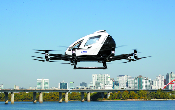 A test flight of a passenger drone at Hangang Park in Yeouido, western Seoul, in November last year. The Ministry of Land, Infrastructure and Transport plans to hold more test flights in November. [NEWS1] 