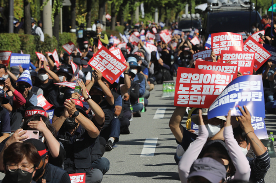 Some 1,000 members of the KPTU gather for a mass rally at SPC Group’s factory in Cheongju, North Chungcheong. [NEWS1]