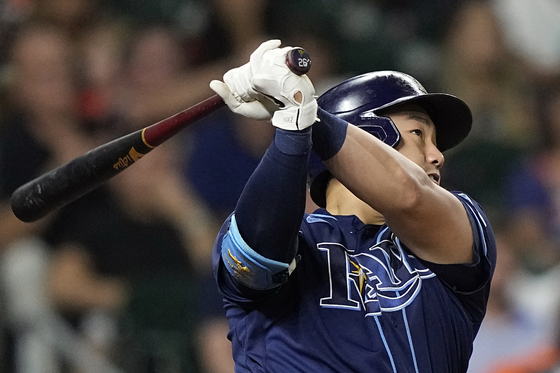 Choi Ji-man of the Tampa Bay Rays hits a three-run home run against the Houston Astros during the fifth inning of a baseball game on Wednesday in Houston, Texas. The Rays beat the Astros 7-0 to extend their unassailable lead at the top of the American League East with just a few games left to play. [AP/YONHAP]