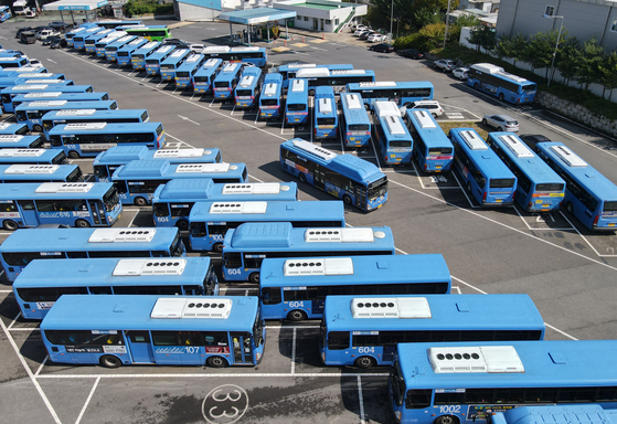 Many city buses are parked at a garage in Daejeon on Thursday. Unionized city bus drivers in the city went on strike for the first time in 14 years Thursday, demanding an extension of the retirement age, hikes of pay and other allowances. The strike came after representatives of bus companies and drivers declared a final breakup of their last-minute negotiations at 2 a.m. [NEWS1]