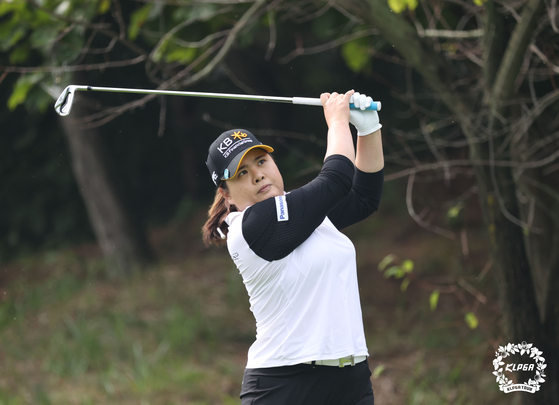Park In-bee plays her shot from the third tee of the second round of the KB Financial Group Star Championship at Blackstone Golf Club in Icheon, Gyeonggi, on Sep. 10. [KLPGA]
