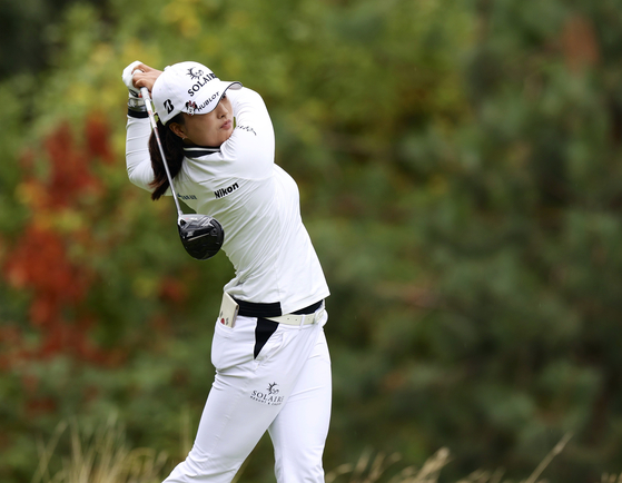 Ko Jin-young watches her tee shot on the 14th hole during the final round of the LPGA Cambia Portland Classic golf tournament in West Linn, Ore., Sunday, Sept. 19, 2021. [AP/YONHAP]