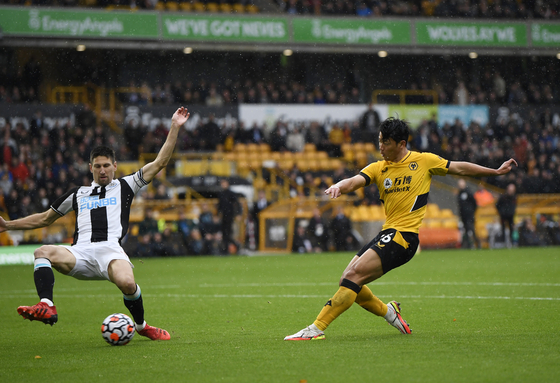 Hwang Hee-chan, right, scores the second goal for for Wolverhampton Wanderers against Newcastle United at Molineux stadium in Wolverhampton, England on Saturday. [REUTERS/YONHAP]