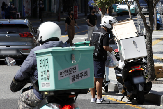 A Baemin, or Baedal Minjok, food deliverer is driving a motorcycle in Seoul on Sept. 15. The number of complaints filed to Korea Consumer Agency is rising as more people order in at home due to Covid-19. [NEWS1]
