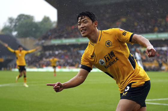 Hwang Hee-chan celebrates after scoring the opening goal for Wolverhampton Wanderers against Newcastle United at Molineux stadium in Wolverhampton, England on Saturday. [AP/YONHAP]