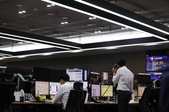 A dealing room at Hana Bank in central Seoul [YONHAP]
