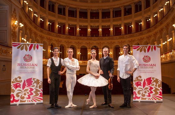 Svetlana Zakharova, soloist of the Bolshoi Theater of Russia, and violinist Vadim Repin during the Russian Seasons in Japan in 2017. [RUSSIAN SEASONS]