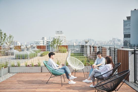 A rooftop garden at Episode Seongsu 121 in Seongdong District, eastern Seoul. [SK D&D] 