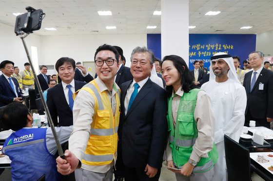 President Moon Jae-in meeting with the Korean workers at the site of the Barakah plant on March 26, 2018. [JOINT PRESS CORPS]