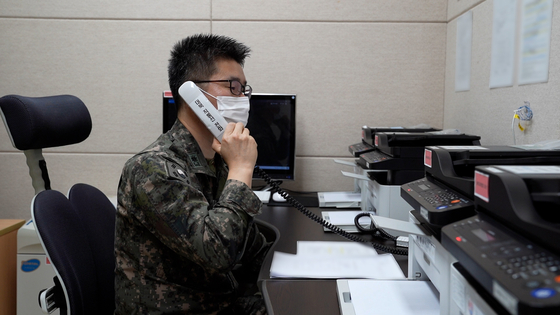 A South Korean military official makes a test call over the inter-Korean military hotline which was restored Monday 55 days after Pyongyang suspended cross-border communication lines in protest of Seoul and Washington’s summertime military exercise. [DEFENSE MINISTRY]