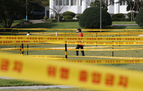 The lawn of Chonnam National University in Gwangju is taped off on Monday to restrict people from using it, in a move to prevent the spread of Covid-19. [YONHAP]