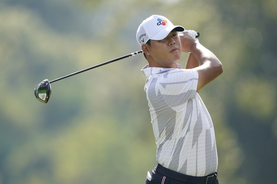 Kim Si-woo watches his drive on the 18th fairway during the second round of the Sanderson Farms Championship golf tournament in Jackson, Mississippi on Friday. [AP/YONHAP]