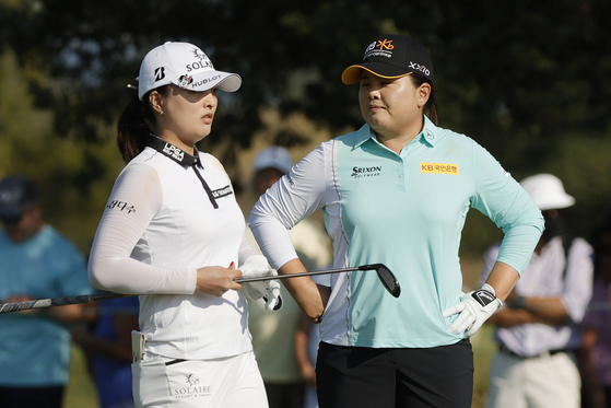 Park In-bee and Ko Jin-young look on on the 18th fairway during the final round of the ShopRite LPGA Classic presented by Acer on the Bay Course at Seaview Golf Club on Sunday in Galloway, New Jersey.  [AFP/YONHAP]