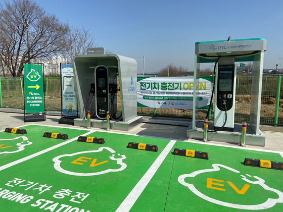 Electric vehicle chargers set up at one gas station in Paju, Gyeonggi [YONHAP]