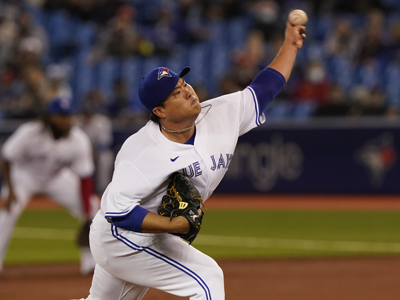  Toronto Blue Jays starting pitcher Ryu Hyun-jin pitches to the New York Yankees during the first inning at Rogers Centre in Toronto on Tuesday. [USA TODAY/YONHAP]  