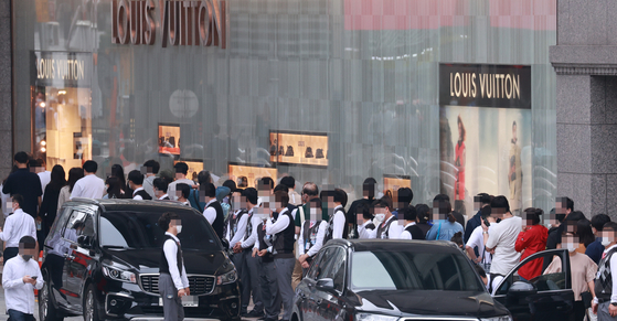 People Queue in Line Waiting To Enter Louis Vuitton Store in Seoul South  Korea Editorial Photo - Image of korea, line: 232530901