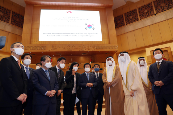 National Assembly Speaker Park Byeong-seug, center, with Speaker of the Federal National Council Saqr Ghobash Al Marri, third from right, at the FNC in the U.A.E. on Feb. 11, during Park’s visit. [YONHAP]